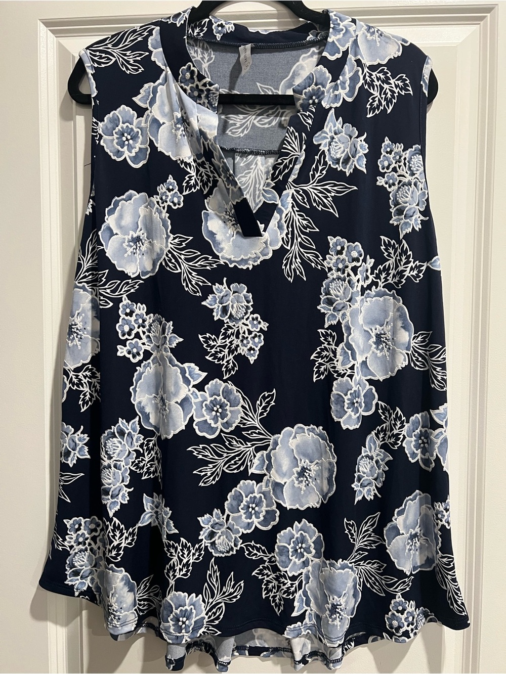 Honeyme Curvy Floral V-Neck Sleeveless Top in Navy and White